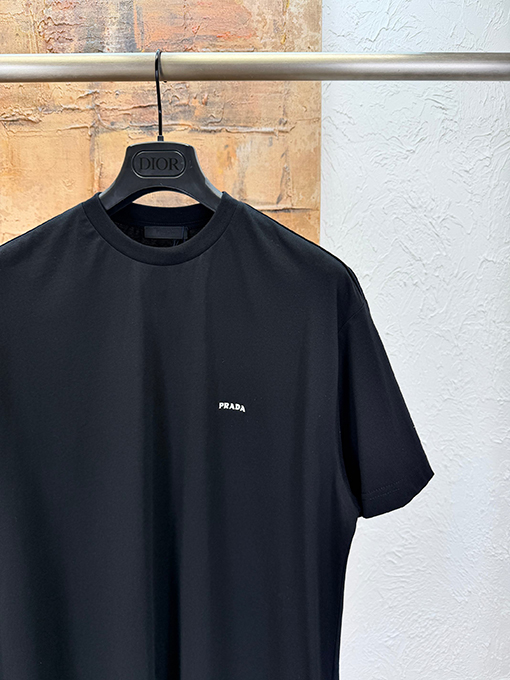 プラダスーパーコピー 小さなロゴ刺繍が入った半袖Tシャツ