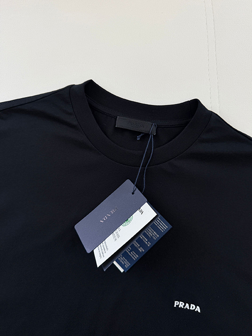 プラダスーパーコピー 小さなロゴ刺繍が入った半袖Tシャツ
