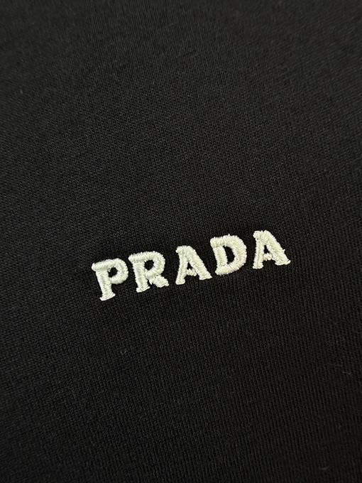 プラダスーパーコピー 小さなロゴ刺繍が入った半袖Tシャツ