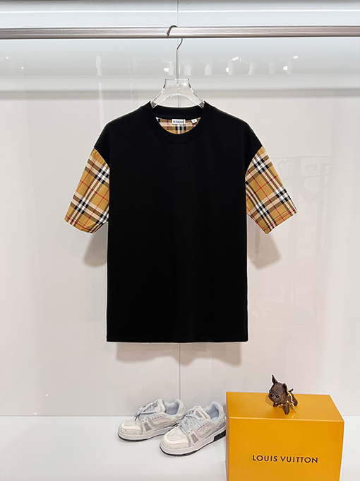 バーバリースーパーコピー クラシックなパッチワークの内側にチェック柄の袖ロゴ入りの半袖Tシャツ