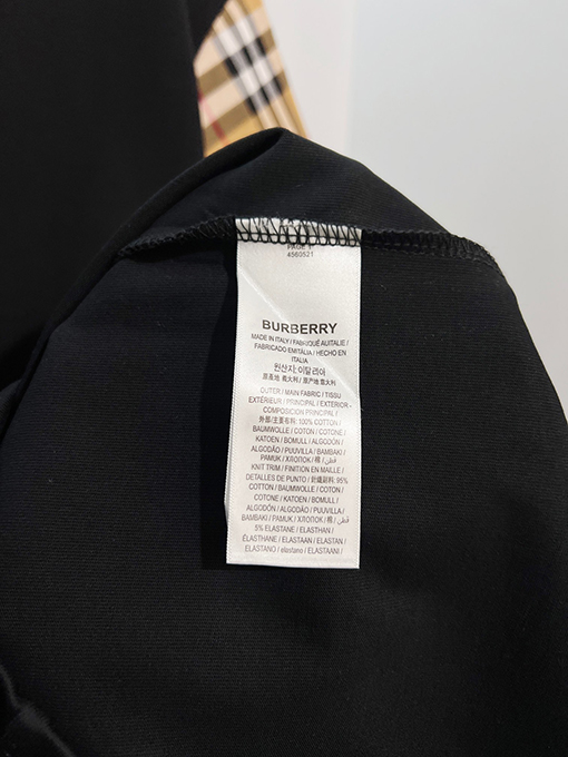 バーバリースーパーコピー クラシックなパッチワークの内側にチェック柄の袖ロゴ入りの半袖Tシャツ