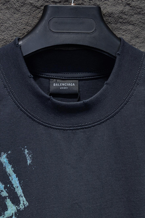 バレンシアガコピー Balenciaga クラシックなダメージのホワイトインクグラフィティ半袖Tシャツ