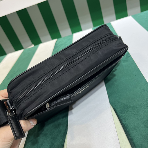 プラダスーパーコピー 塩をテーマにしたカレッジスタイルのナイロンバッグ