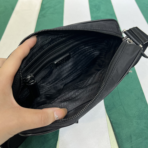 プラダスーパーコピー 塩をテーマにしたカレッジスタイルのナイロンバッグ