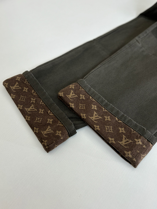 ルイヴィトンスーパーコピー Monogram クラシックなワックスのカフス付きオールオーバープリントキャンバスジーンズ