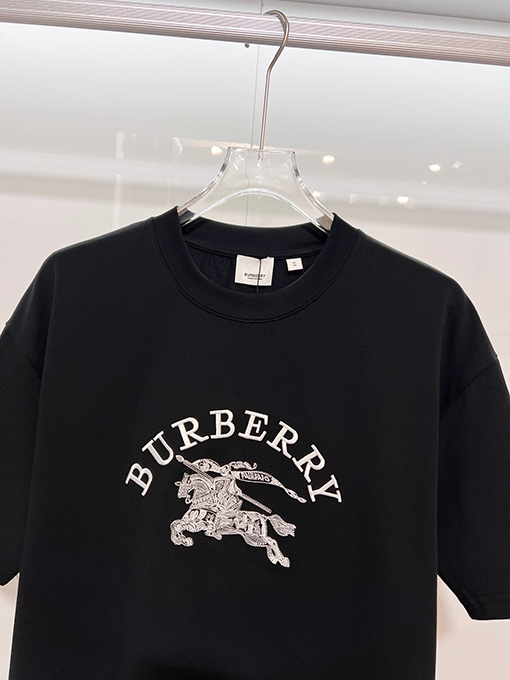 バーバリー BURBERRY フロントとバックに馬のロゴが刺繍された半袖Tシャツ