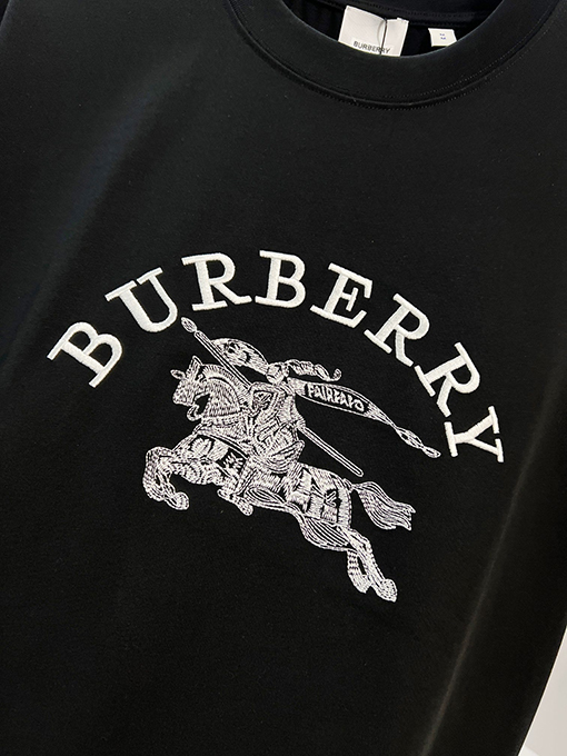 バーバリー BURBERRY フロントとバックに馬のロゴが刺繍された半袖Tシャツ