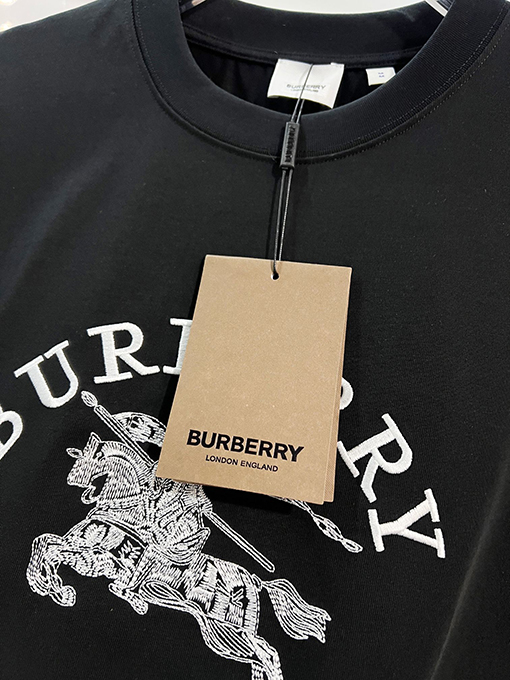 バーバリー BURBERRY フロントとバックに馬のロゴが刺繍された半袖Tシャツ