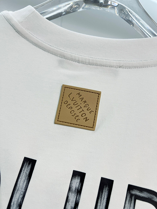 ルイヴィトン フロントとバックにダメージのプリントロゴがされたエンボスの半袖Tシャツ