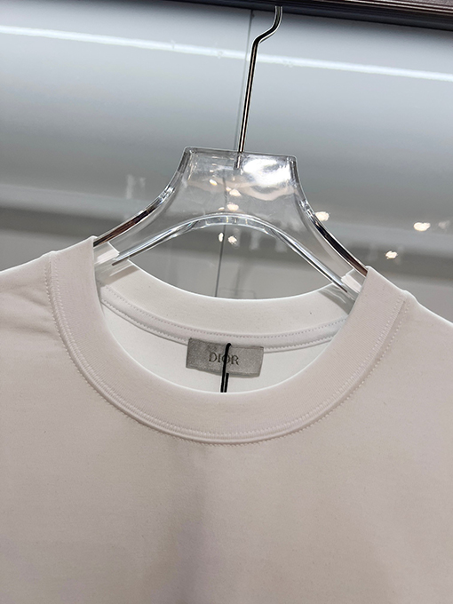 ディオール DIOR フロントとバックにハチのカラーブロック刺繍レターロゴがされた半袖Tシャツ