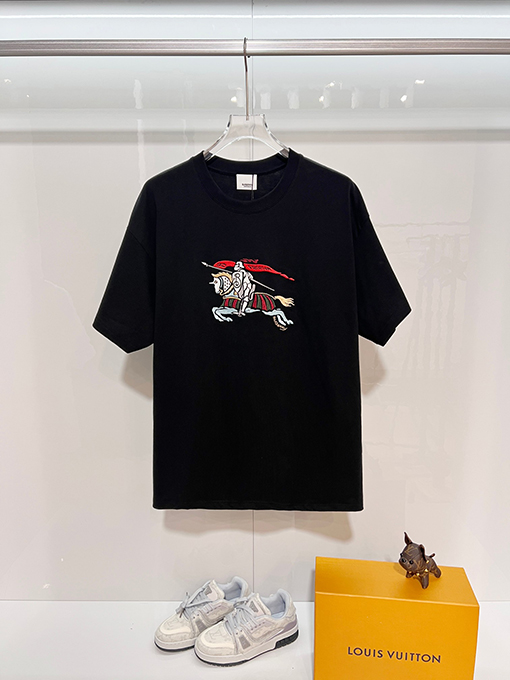 バーバリーコピー 胸元にカラーブロックの軍馬刺繍のマザーロゴが入った半袖Tシャツ
