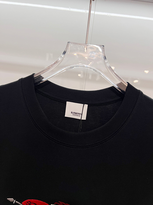 バーバリーコピー 胸元にカラーブロックの軍馬刺繍のマザーロゴが入った半袖Tシャツ