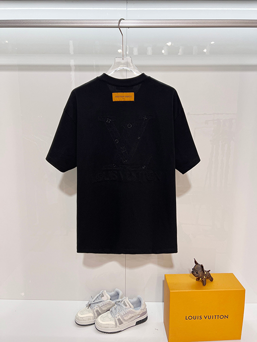 ルイヴィトン フロントとバックにモノグラム柄をあしらった刺繍ロゴレタリング半袖Tシャツ