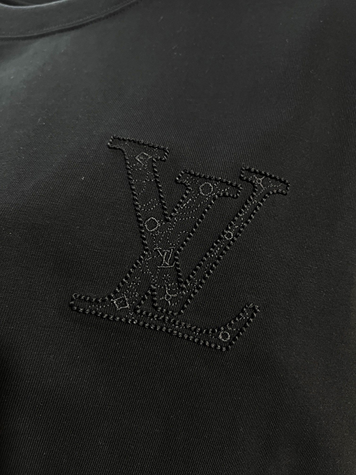 ルイヴィトン フロントとバックにモノグラム柄をあしらった刺繍ロゴレタリング半袖Tシャツ