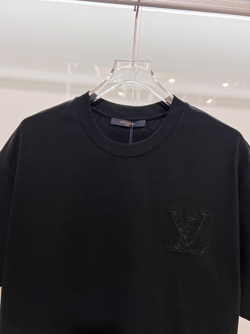 ルイヴィトン フロントとバックにモノグラム柄をあしらった刺繍ロゴレタリング半袖Tシャツ