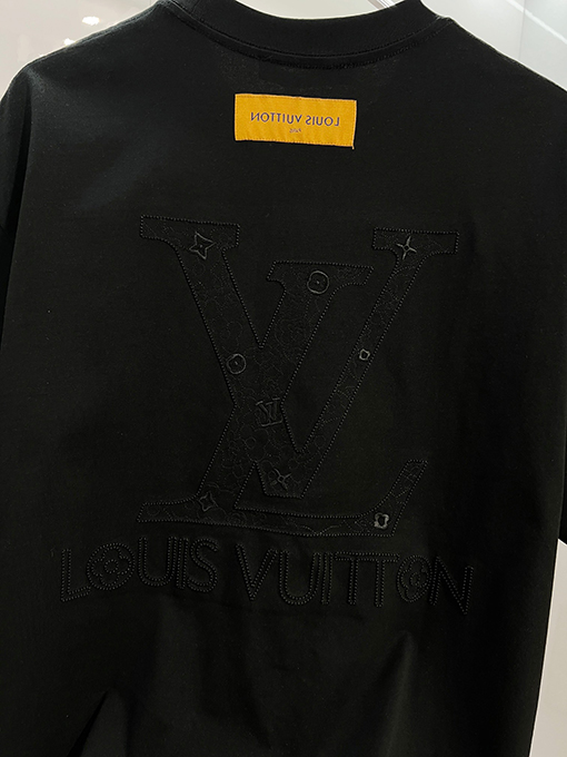 ルイヴィトン フロントとバックにモノグラム柄をあしらった刺繍ロゴレタリング半袖Tシャツ