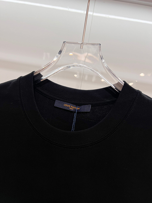ルイヴィトン フロントとバックにモノグラム柄をあしらった刺繍ロゴレタリング半袖Tシャツ