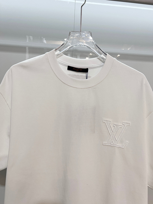 ルイヴィトン フロントとバックにモノグラム柄をあしらった刺繍ロゴレタリング半袖Tシャツ