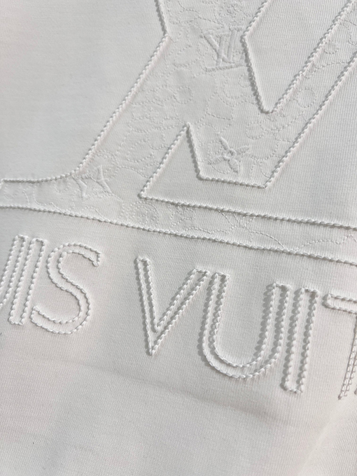 ルイヴィトン フロントとバックにモノグラム柄をあしらった刺繍ロゴレタリング半袖Tシャツ