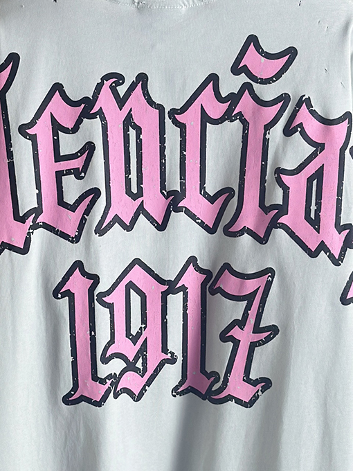 バレンシアガ Balenciaga 背中に1917のデザインが入ったピンクのグラフィティプリントの半袖Tシャツ