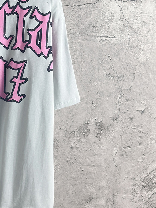 バレンシアガ Balenciaga 背中に1917のデザインが入ったピンクのグラフィティプリントの半袖Tシャツ