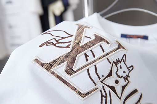 ルイヴィトンスーパーコピー 新作の LV ロゴ刺繍半袖Tシャツ