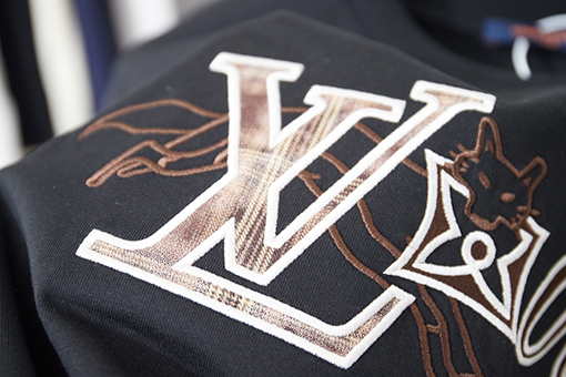 ルイヴィトンスーパーコピー 新作の LV ロゴ刺繍半袖Tシャツ