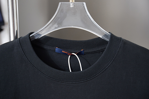 ルイヴィトン 刺繍 LV 柄の半袖Tシャツ