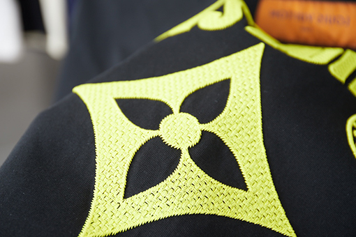 ルイヴィトン 刺繍 LV 柄の半袖Tシャツ