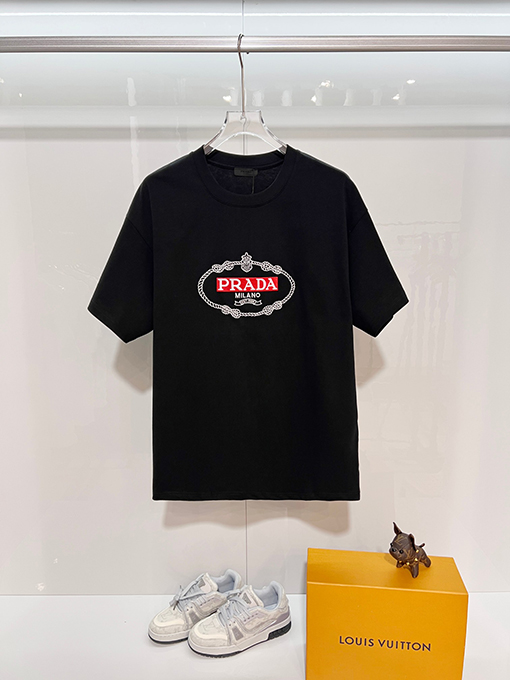 プラダ 胸に麻縄の刺繍がされた、クラシックな1986のスローガン文字ロゴ半袖Tシャツ