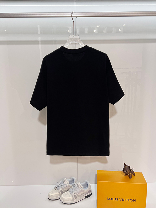 プラダ 胸に麻縄の刺繍がされた、クラシックな1986のスローガン文字ロゴ半袖Tシャツ