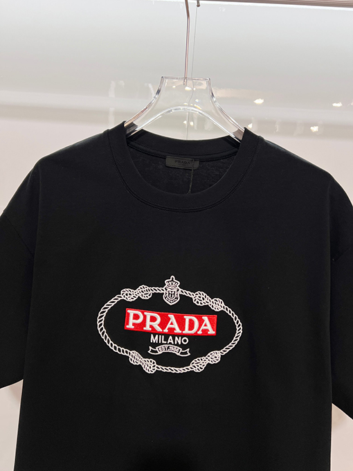 プラダ 胸に麻縄の刺繍がされた、クラシックな1986のスローガン文字ロゴ半袖Tシャツ