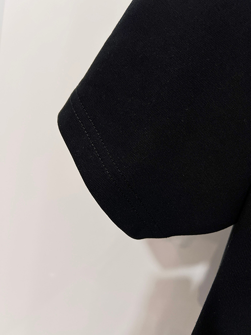 プラダ 胸に麻縄の刺繍がされた、クラシックな1986のスローガン文字ロゴ半袖Tシャツ
