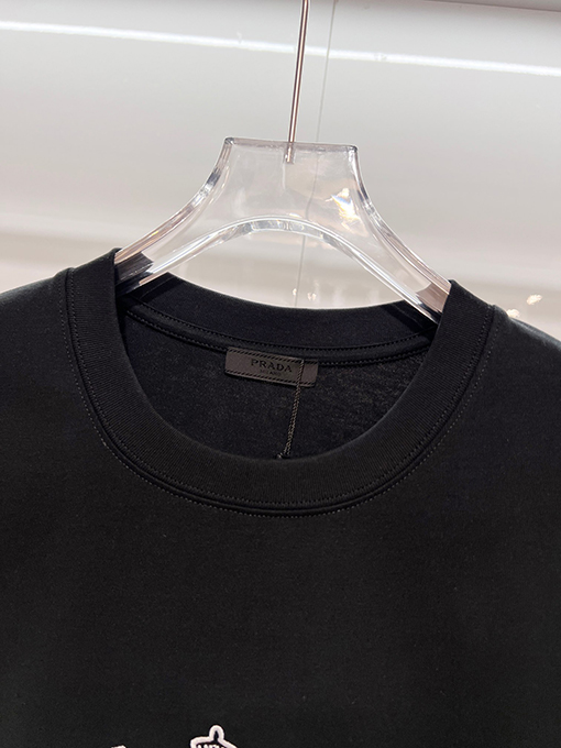 プラダ 胸に麻縄の刺繍がされた、クラシックな1986のスローガン文字ロゴ半袖Tシャツ