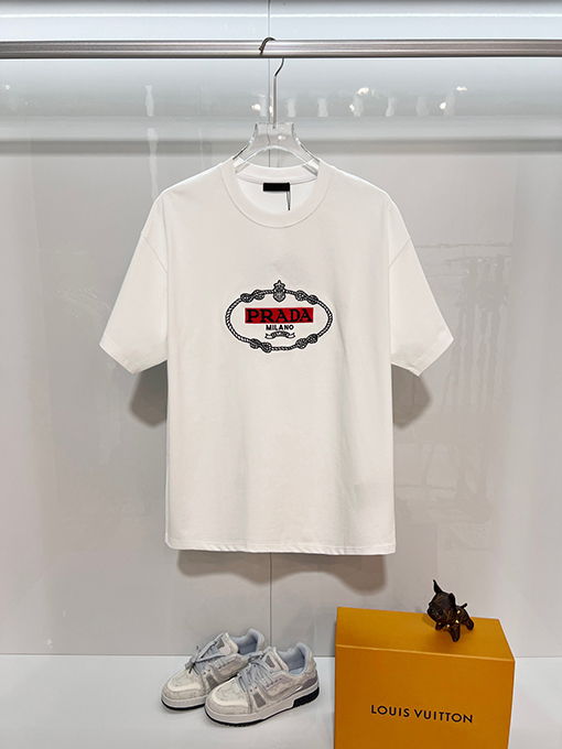 プラダ 胸に麻縄の刺繍がされた、クラシックな1986のスローガン文字ロゴ半袖Tシャツ