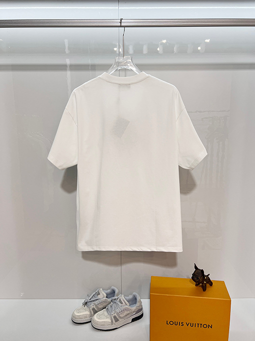 プラダ 胸に麻縄の刺繍がされた、クラシックな1986のスローガン文字ロゴ半袖Tシャツ