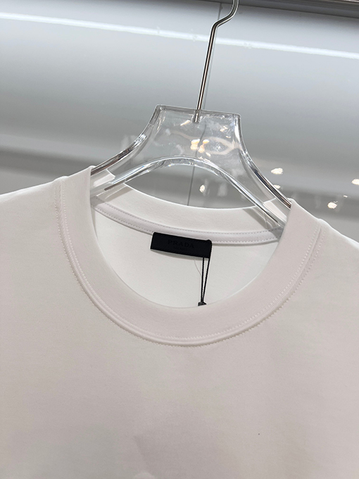 プラダ 胸に麻縄の刺繍がされた、クラシックな1986のスローガン文字ロゴ半袖Tシャツ