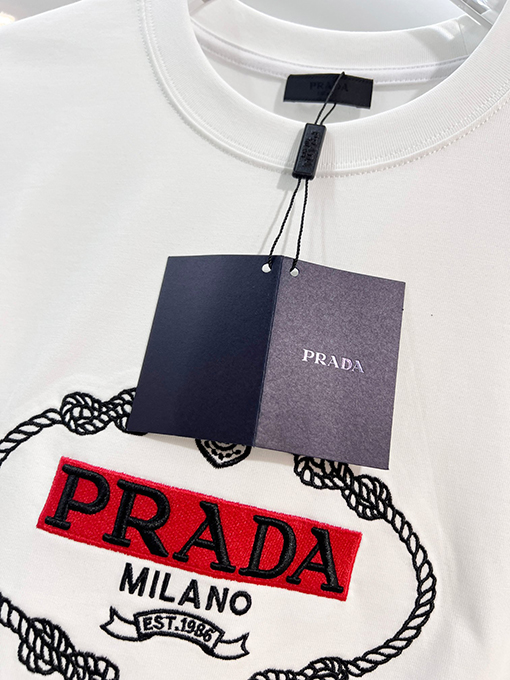 プラダ 胸に麻縄の刺繍がされた、クラシックな1986のスローガン文字ロゴ半袖Tシャツ
