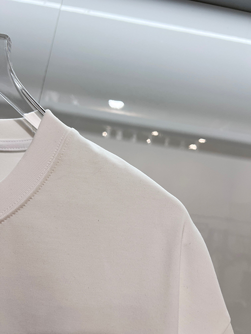 プラダ 胸に麻縄の刺繍がされた、クラシックな1986のスローガン文字ロゴ半袖Tシャツ