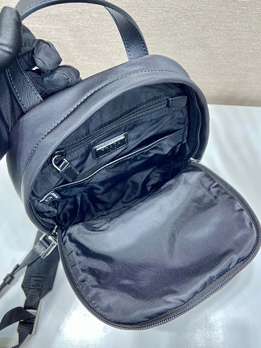 プラダ Re-Nylon Saffiano 新しいリサイクルナイロンチェストバッグ