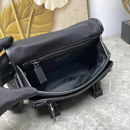 プラダ クラシックな黒のクロスボディバッグ