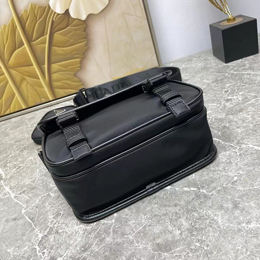 プラダ クラシックな黒のクロスボディバッグ