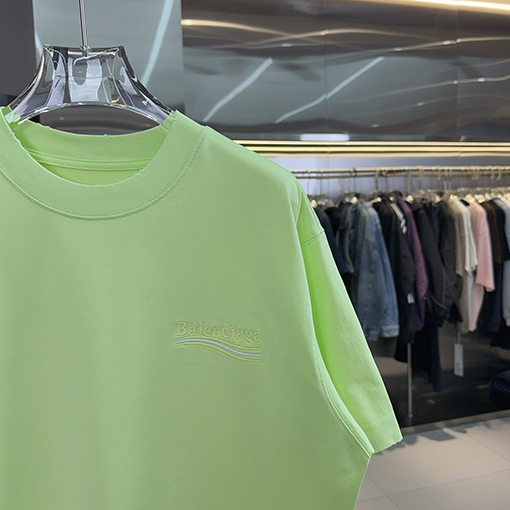 バレンシアガコピー Balenciaga 背中に刺繍がされていますクラシックなアップリケ刺繍の半袖Tシャツ