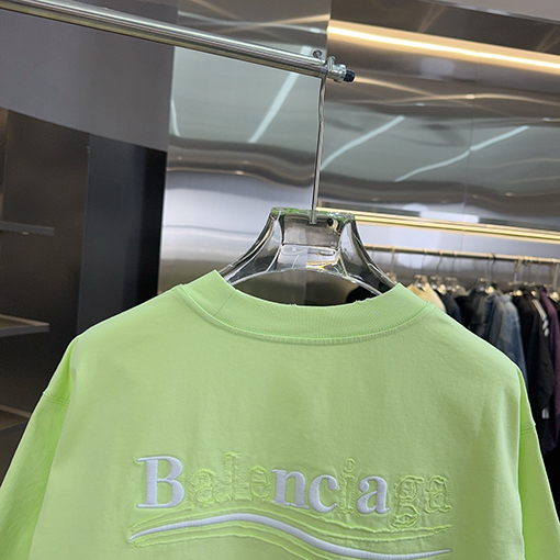 バレンシアガコピー Balenciaga 背中に刺繍がされていますクラシックなアップリケ刺繍の半袖Tシャツ