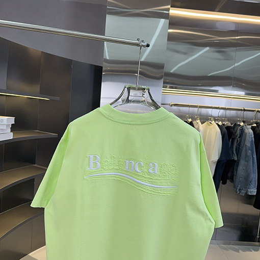 バレンシアガコピー Balenciaga 背中に刺繍がされていますクラシックなアップリケ刺繍の半袖Tシャツ