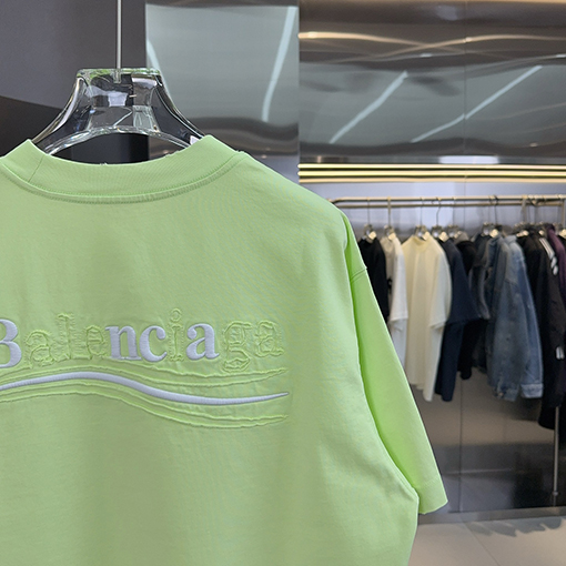 バレンシアガコピー Balenciaga 背中に刺繍がされていますクラシックなアップリケ刺繍の半袖Tシャツ