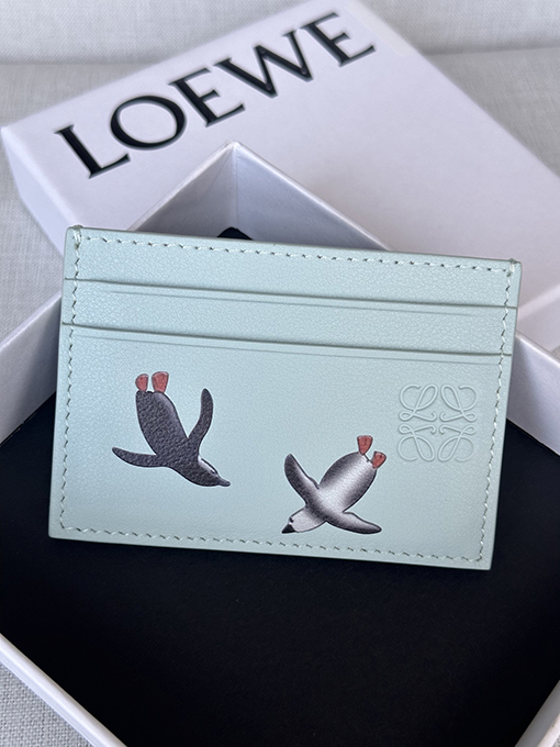 ロエベ ペンギンをモチーフにしたフラットカードホルダーのコラボレーションシリーズ