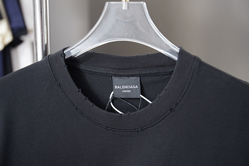 バレンシアガ Balenciaga 新しい文字ロゴ刺繍入り半袖Tシャツ