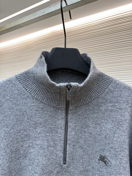 バーバリー 刺繍入りハーフジップタートルネックセーター