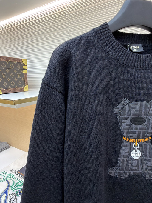 フェンディ 子犬のアップリケ刺繍ロゴ入りニットセーター